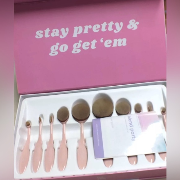 vanity planet Other - Vanity Planet Blend Party - Oval Makeup Brush Kit - Pucker-up Pink